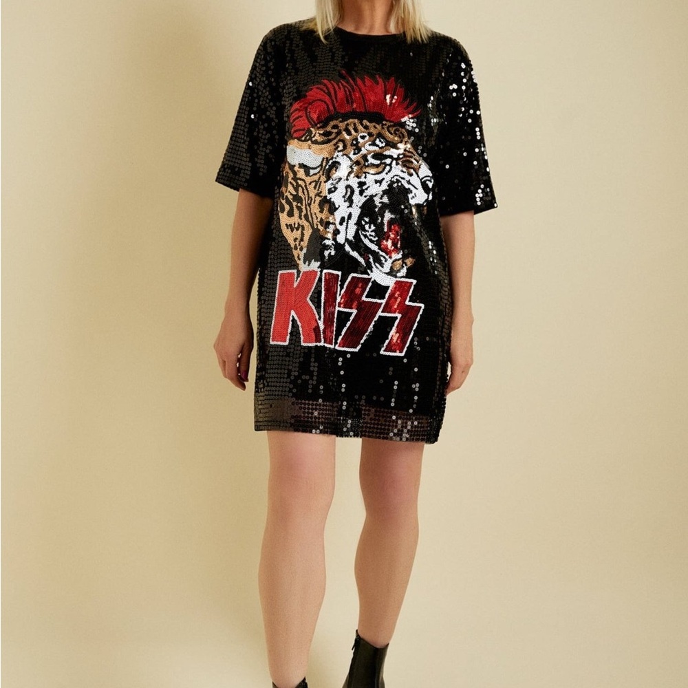 Kate Hewko — Sequin KISS T-Shirt Dress
